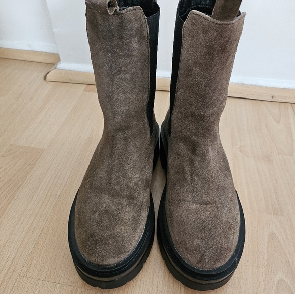 Lug Suede Chelsea Brown Dunnes Boots - Picture 6 of 7